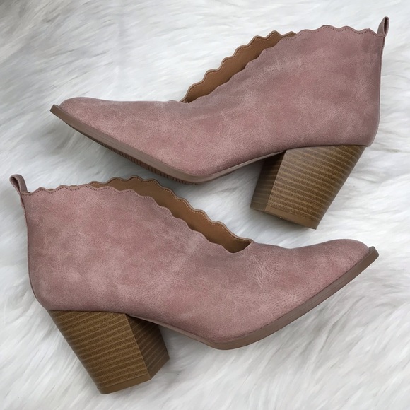 Qupid Pink Scalloped V Cut Edge Booties Sz 9 EUC - Picture 3 of 8